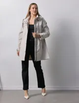 Gabardina impermeable negra, marca Weatherproof, con cierre central oculto y botones a presión. Tiene bolsillos delanteros con cierre, capucha no desmontable y forro interno de abrigo desmontable.