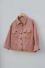 Campera de pana color rosa con botones dorados, cuello clásico y bolsillos con solapa en el pecho.