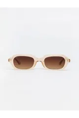 Lentes de sol Tiwi modelo Bennett, con montura rectangular color beige y lentes marrones degradé.
