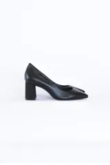 Zapato de salón negro de cuero, con punta fina y tacón bloque de 7 cm.