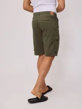 Bermuda cargo gris con bolsillos laterales y traseros con solapa.