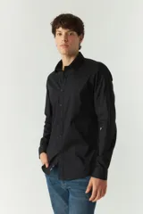 Camisa clásica de manga larga blanca para hombre, con fit slim y logo bordado.