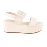 Sandalias de plataforma color hueso, con hebilla cuadrada y tira trasera ajustable.