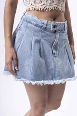 Minifalda de jean celeste con cintura alta, pinzas y ruedo desflecado.
