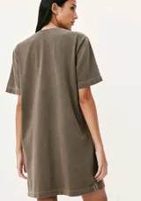 Vestido corto marrón con cuello redondo y mangas cortas.