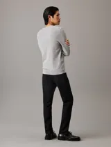 Sweater gris de algodón orgánico con cuello redondo, puños y dobladillo con punto canalé y micro logo de Calvin Klein.