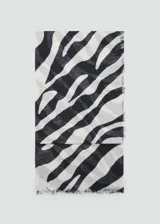 Bufanda rectangular de tejido mezcla de lino con estampado animal print de cebra y terminaciones deshilachadas.
