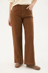 Pantalón de jean marrón de lino con corte recto y costuras a contraste.