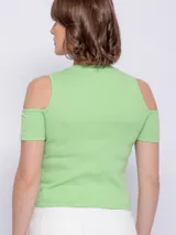 Remera verde claro de algodón, de manga corta con hombros descubiertos y cuello redondo.