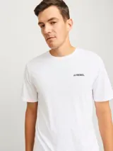 Camiseta blanca de manga corta y cuello redondo con logo 'JJ Rebel' estampado en el pecho.
