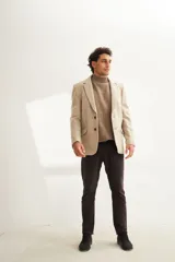 Saco sport marrón claro con medio forro, botones y coderas de cuero. Corte holgado, ideal para combinar con pantalón de vestir o jeans. Confeccionado en Uruguay con tela 100% lana fina sin teñir.