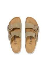 Sandalias tipo cómodas en color taupe con doble correa ajustable y suela de corcho.