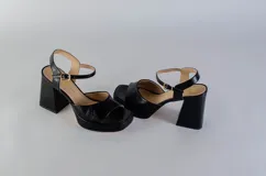 Sandalias de cuero color peltre con plataforma y pulsera al tobillo. Taco cuadrado de 9 cm de altura.