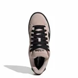 Championes Adidas Grand Court Alpha color beige con detalles en negro, con las tres tiras características de la marca en los laterales.