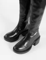 Botas bucaneras negras de cuero sintético con plataforma y taco cuadrado.