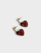Aros argolla dorados con dije de corazón esmaltado color borgoña y cierre de tope a presión.