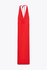 Vestido largo rojo de cuello halter con escote drapeado y espalda descubierta.