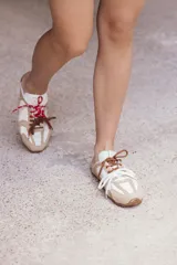 Zuecos color tostado de cuero con cordones de colores.