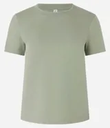Remera básica de media malla color blanco, con cuello redondo y mangas cortas.