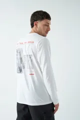 Remera celeste de manga larga con cuello redondo y estampado frontal con texto "New York NY 10038"