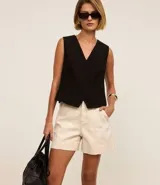 Short color crema de cintura alta en sarga con bolsillos y costura aparente.