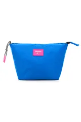 Necessaire de color azul vibrante con textura de labios en relieve. Posee un parche rectangular rosa con el logo "Oreiro Love". Cuenta con un tirador de cierre trenzado en blanco y negro con detalles en rosa.