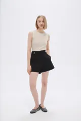 Short blanco de poliéster de tiro alto con bolsillos laterales.