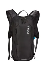 Mochila de hidratación negra, compacta, con capacidad de 2.5 L en el reservorio.