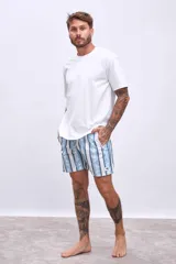 Short de baño celeste con estampado de flores rojas y hojas verdes.