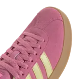 Championes Adidas VL Court 3.0 de gamuza rosa con detalles en amarillo pastel y suela color caramelo.