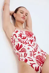 Traje de baño enterizo blanco con estampado de motivos marinos en color rojo.