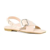 Sandalia negra con diseño elegante y moderno, cuenta con hebilla ajustable y suela plana para mayor comodidad.