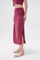 Falda midi negra de modal con frunces laterales.