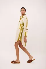 Camisa tipo vestido con cuello camisero, manga larga y estampado a rayas verticales en tonos verde y blanco.