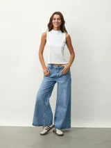 Musculosa blanca de cuello alto y sin mangas.