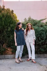 Zapatos de tacón slingback con estampado animal print, punta fina, lazo decorativo y tacón kitten.