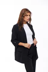 Blazer color crema con solapas de muesca, corte recto, bolsillos delanteros con solapa y mangas 3/4 con botón.