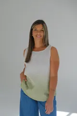 Musculosa blanca con degradé verde en el ruedo, de corte recto y sin mangas.