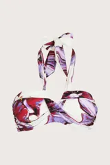 Top de bikini bandeau con estampado floral en tonos violeta y rojo. Tiene tirantes anchos que se atan al cuello y copa preformada.