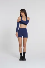 Short deportivo azul marino de tiro alto, confeccionado en tejido de poliéster y elastano.