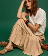 Remera de malla color blanco, de corte recto y mangas cortas con dobladillo.