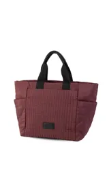 Cartera negra tipo tote bag con diseño capitoneado, doble asa corta y correa larga ajustable. Incluye bolsillos laterales y bolsillo frontal amplio.