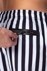 Short de baño para hombre con cintura elástica y cordón ajustable. Presenta un estampado de rayas verticales anchas en color verde oscuro y blanco. Incluye bolsillos laterales y un pequeño parche con logo en el bajo.
