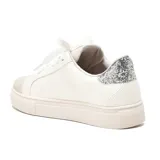 Championes blancos con detalles en gris y logo plateado en forma de V.