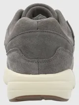 Zapatillas urbanas Hush Puppies modelo Brandhall, color gris, confeccionadas en cuero descarne con forro de poliéster y suela de EVA con tecnología Air.