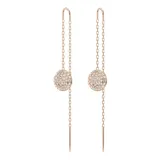 Par de aros colgantes Swarovski, bañados en tono oro rosa, con cadena fina y dije circular con incrustaciones de cristales blancos. Inspirados en el cosmos.