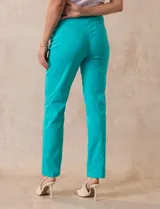 Pantalón verde esmeralda de gabardina elastizada marca Zac & Rachel, con pretina ancha con faja interna modeladora, largo de pierna con costura frontal pespunteada y trasera con bolsillos ojal simulados.