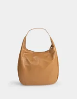 Cartera hobo color camel de cuerina, con cierre superior y asa de hombro.