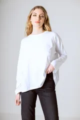 Camiseta blanca de algodón orgánico, de manga larga y corte holgado.