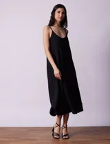 Vestido midi negro de crepe con breteles finos regulables y escote redondo.